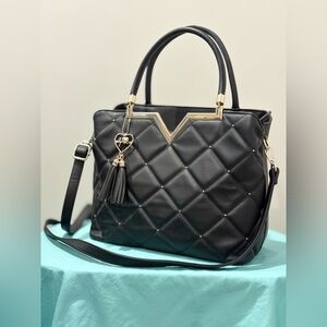 Chic Black Quilted Shoulder Bag with Gold Accents